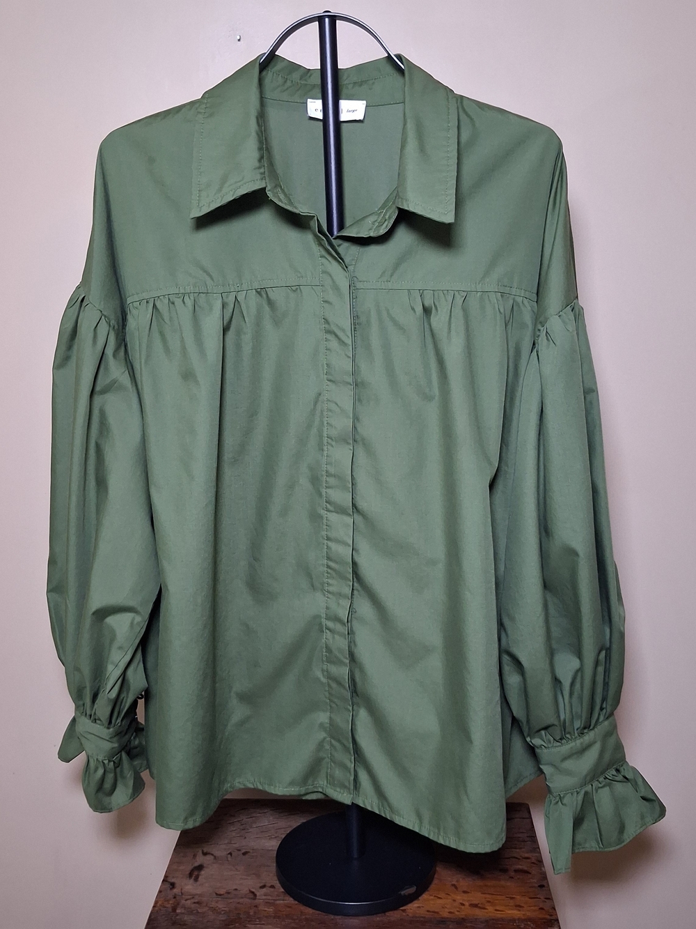 Entro Women's Green Button-Up  W/Lantern Sleeves & Ruffled Cuffs; Size L